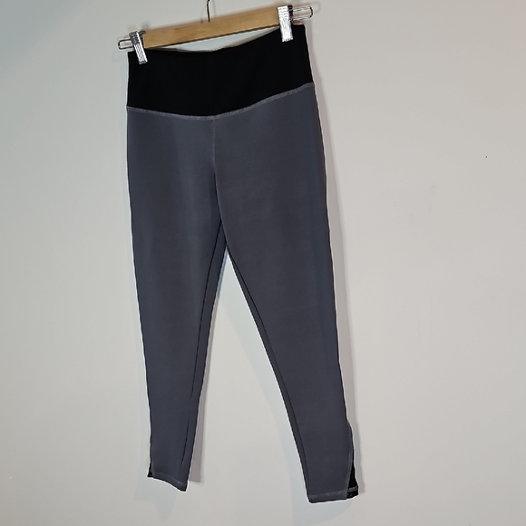 Lululemon Athletica Gray and Black Leggings with Stretchy Fit - Picture 2 of 7